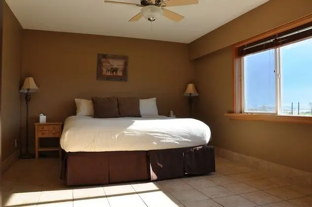 Luxury Chalet, 4 Bedrooms, Kitchen, River View and Mountain View