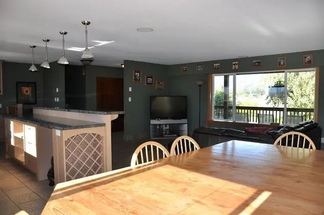 Luxury Chalet, 4 Bedrooms, Kitchen, River View and Mountain View