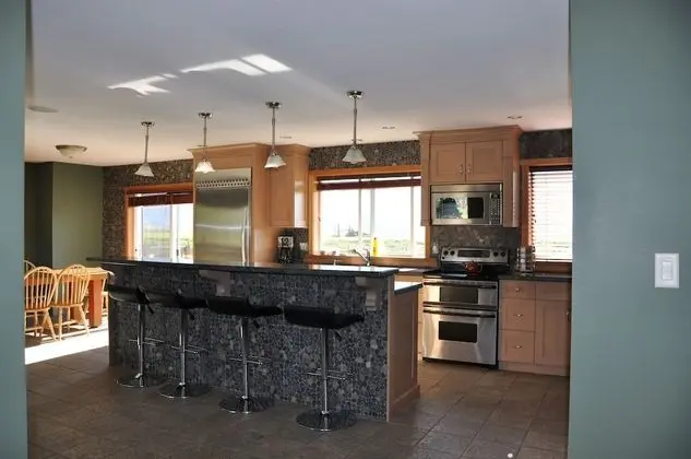 Luxury Chalet, 4 Bedrooms, Kitchen, River View and Mountain View