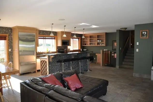 Luxury Chalet, 4 Bedrooms, Kitchen, River View and Mountain View
