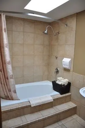 Luxury Chalet, 4 Bedrooms, Kitchen, River View and Mountain View