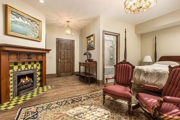 Aster Room