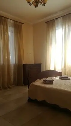Tek Büyük veya İki Ayrı Yataklı Oda, Ortak Banyo