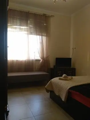 Tek Büyük veya İki Ayrı Yataklı Oda, Ortak Banyo