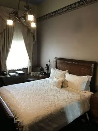 Tek Büyük Yataklı Oda (Upstairs Victorian King Room – Bronze)
