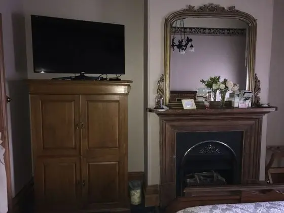Tek Büyük Yataklı Oda (Upstairs Victorian King Room – Bronze)