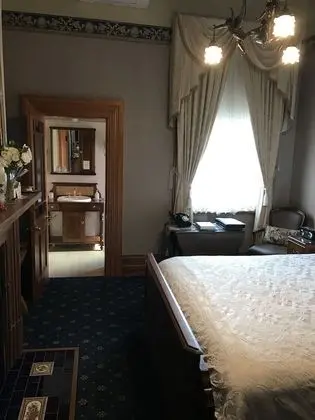 Tek Büyük Yataklı Oda (Upstairs Victorian King Room – Bronze)