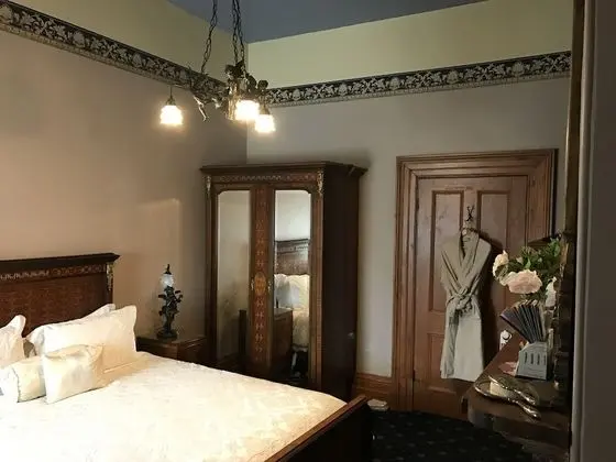 Tek Büyük Yataklı Oda (Upstairs Victorian King Room – Bronze)