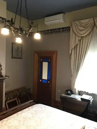 Tek Büyük Yataklı Oda (Upstairs Victorian King Room – Bronze)