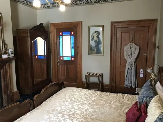 Tek Büyük Yataklı Oda (Upstairs Victorian King Room - Gold )