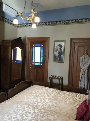 Tek Büyük Yataklı Oda (Upstairs Victorian King Room - Gold )