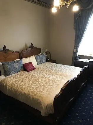 Tek Büyük Yataklı Oda (Upstairs Victorian King Room - Gold )