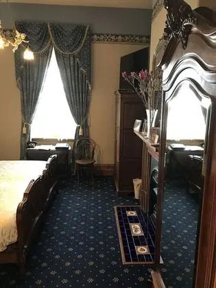 Tek Büyük Yataklı Oda (Upstairs Victorian King Room - Gold )