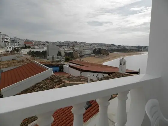 Tek Büyük Yataklı Oda, Balkon, Kısmi Deniz Manzaralı