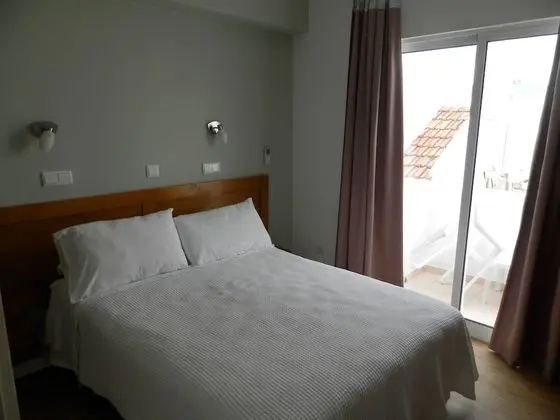 Tek Büyük Yataklı Oda, Balkon, Kısmi Deniz Manzaralı