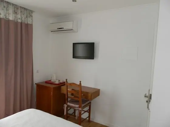 Tek Büyük Yataklı Oda, Balkon, Kısmi Deniz Manzaralı