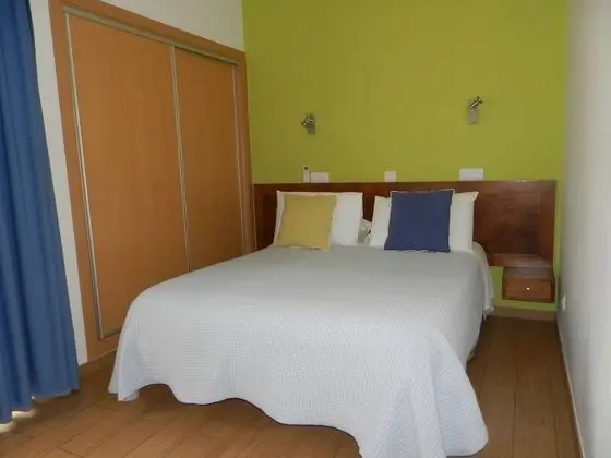 Tek Büyük Yataklı Oda, Balkon, Kısmi Deniz Manzaralı