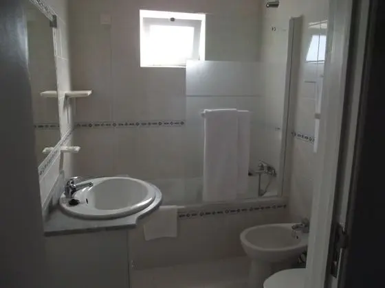 Tek Büyük Yataklı Oda, Balkon, Kısmi Deniz Manzaralı