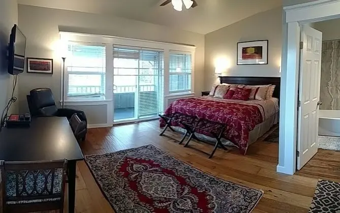 Deluxe Oda, 1 En Büyük (King) Boy Yatak, Balkon, Dağ Manzaralı (Can Connect to Evergreen Suite)