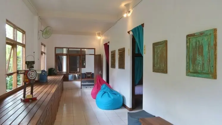 Ortak Ranzalı Oda, 1 Tek Kişilik Yatak