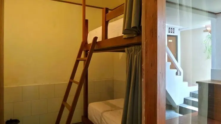 Ortak Ranzalı Oda, 1 Tek Kişilik Yatak