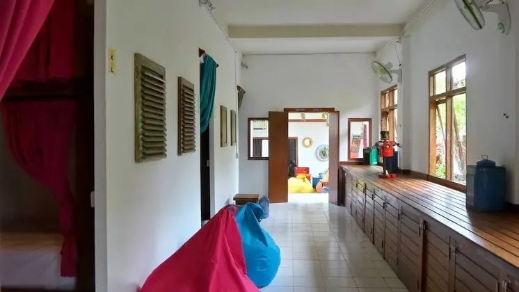 Ortak Ranzalı Oda, 1 Tek Kişilik Yatak