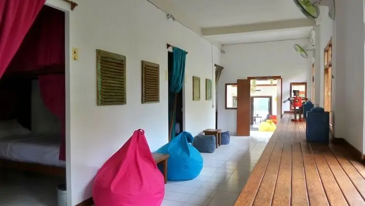 Ortak Ranzalı Oda, 1 Tek Kişilik Yatak