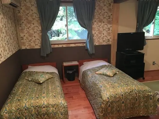 İki Ayrı Yataklı Oda, Ortak Banyo