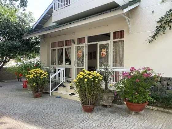 Family Villa, Avlu