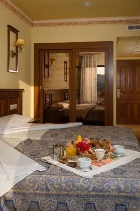 Tek Büyük veya İki Ayrı Yataklı Oda (with balcony or terrace)