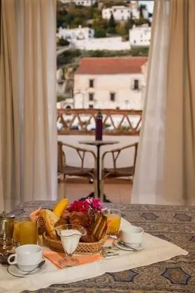 Tek Büyük veya İki Ayrı Yataklı Oda (with balcony or terrace)