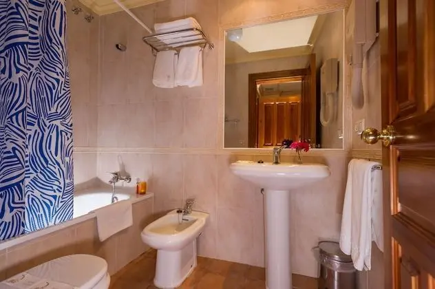 Tek Büyük veya İki Ayrı Yataklı Oda (with balcony or terrace)