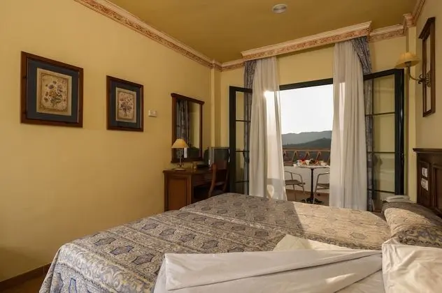 Üç Kişilik Oda (with balcony or terrace)