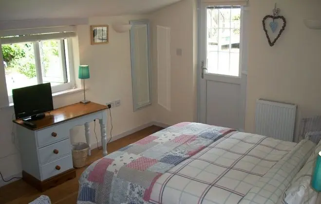 Comfort Tek Büyük Yataklı Oda, Banyolu/Duşlu, Bahçe Manzaralı (The Garden Room)