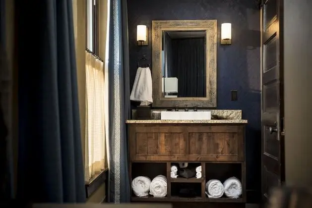 Luxury Tek Büyük Yataklı Oda, 2 Büyük (Queen) Boy Yatak, Engellilere Uygun, Sigara İçilmez