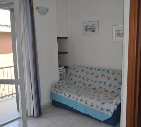 Family Stüdyo, Denize Bakan (Frontline B - 5A - M2 - Near To The)