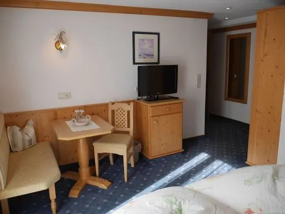 Tek Büyük Yataklı Oda, Balkon, Dağ Manzaralı