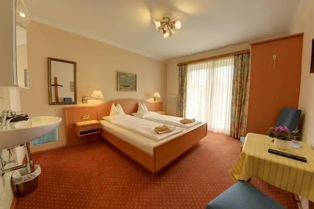 Tek Büyük Yataklı Oda (private bathroom across corridor)