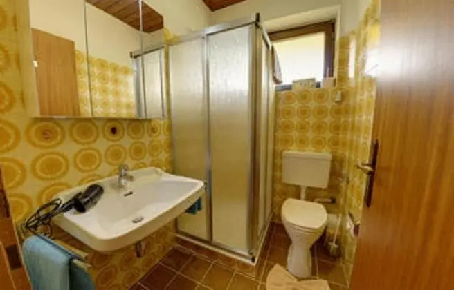 Tek Büyük Yataklı Oda (private bathroom across corridor)