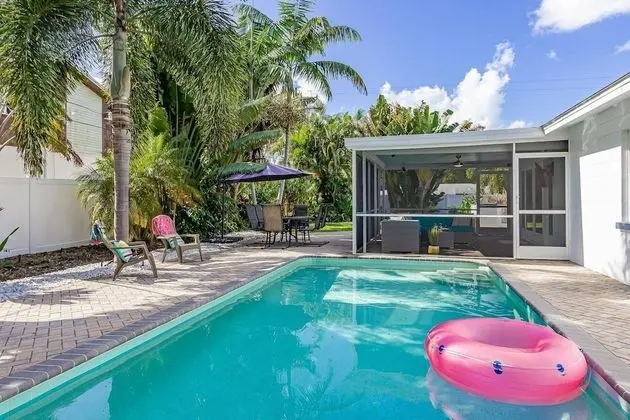 Ev (Fruit & Wine Saltwater Pool Home)