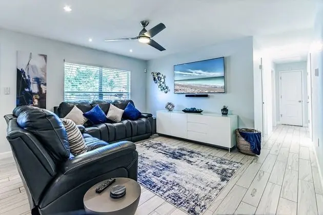 Ev (Fruit & Wine Saltwater Pool Home)
