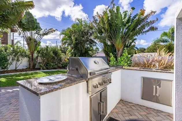 Ev (Fruit & Wine Saltwater Pool Home)