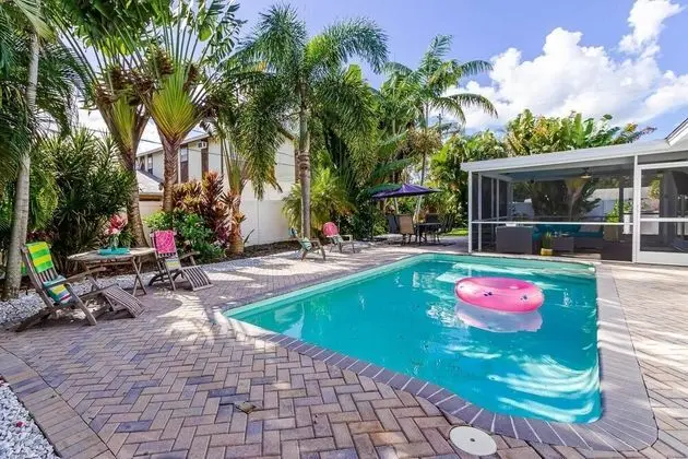 Ev (Fruit & Wine Saltwater Pool Home)
