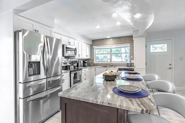 Ev (Fruit & Wine Saltwater Pool Home)