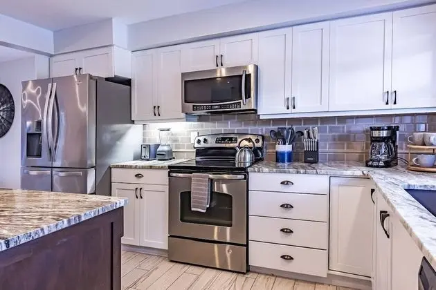 Ev (Fruit & Wine Saltwater Pool Home)