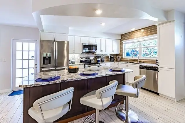 Ev (Fruit & Wine Saltwater Pool Home)