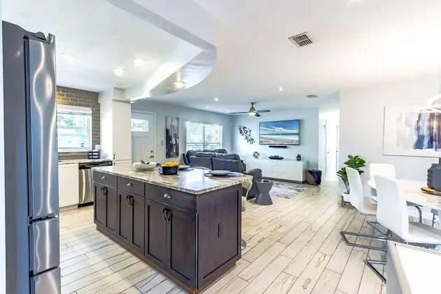 Ev (Fruit & Wine Saltwater Pool Home)