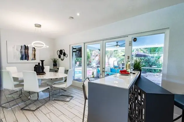 Ev (Fruit & Wine Saltwater Pool Home)