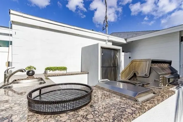 Ev (Fruit & Wine Saltwater Pool Home)
