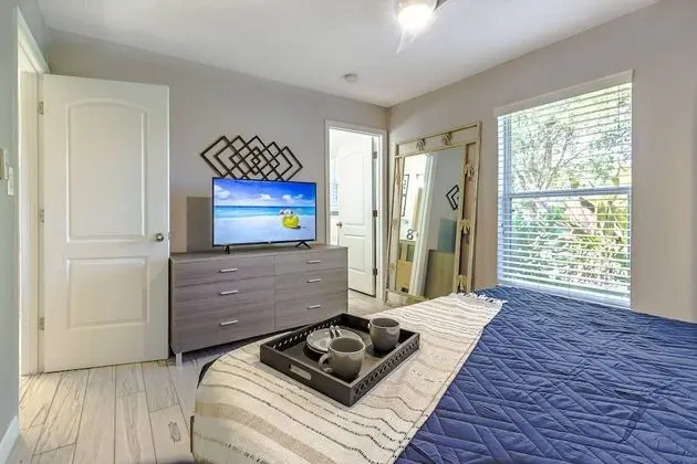 Ev (Fruit & Wine Saltwater Pool Home)